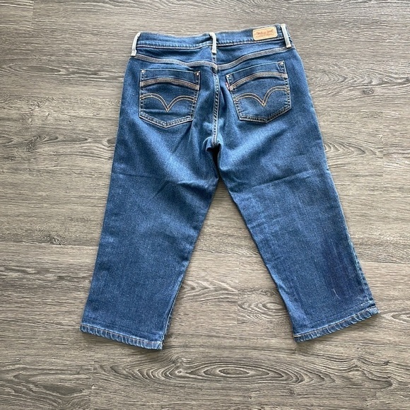 ⭐️HP⭐️ Sz6 Levi’s medium blue wash denim capris EUC - Picture 4 of 8